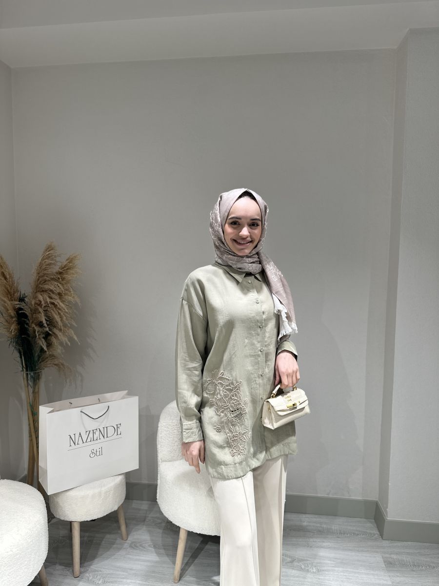 TENSEL YAN DETAY İŞLEMELİ GÖMLEK